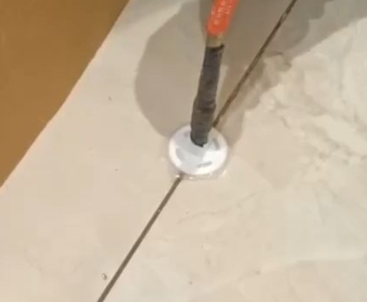 源城瓷砖空鼓维修公司专业解答瓷砖在铺贴过程中，如果没有涂抹均匀到位的粘结材料（如水泥砂浆或瓷砖胶），可能会导致以下问题