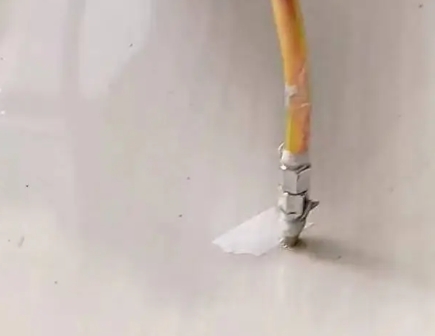 源城瓷砖空鼓维修公司专业解答在瓷砖铺贴过程中，如果使用的砂料过粗（如全部使用了粗砂），可能会导致以下问题